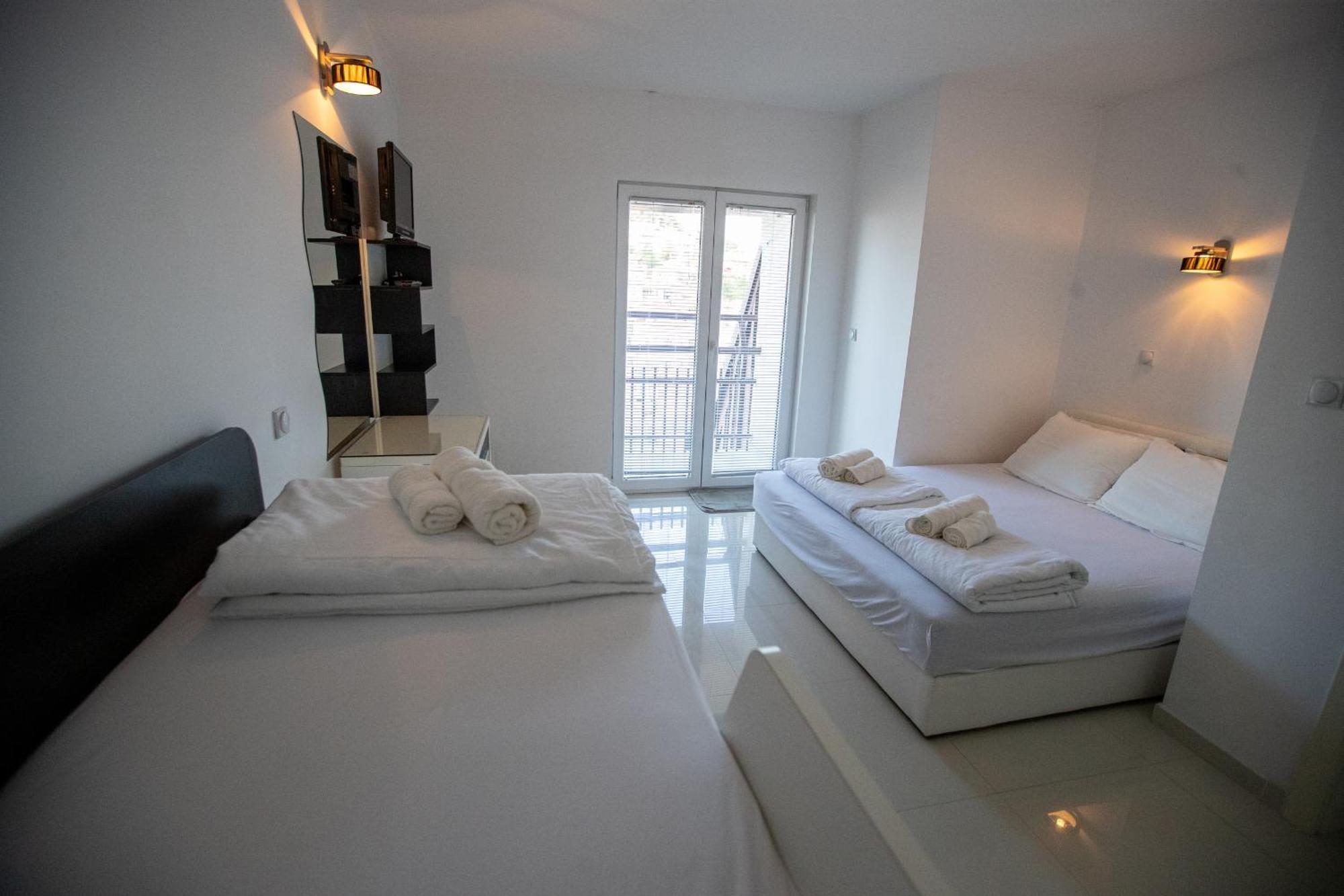 Lake View Double Balcony City Center Apartment In Ohrid Bagian luar foto