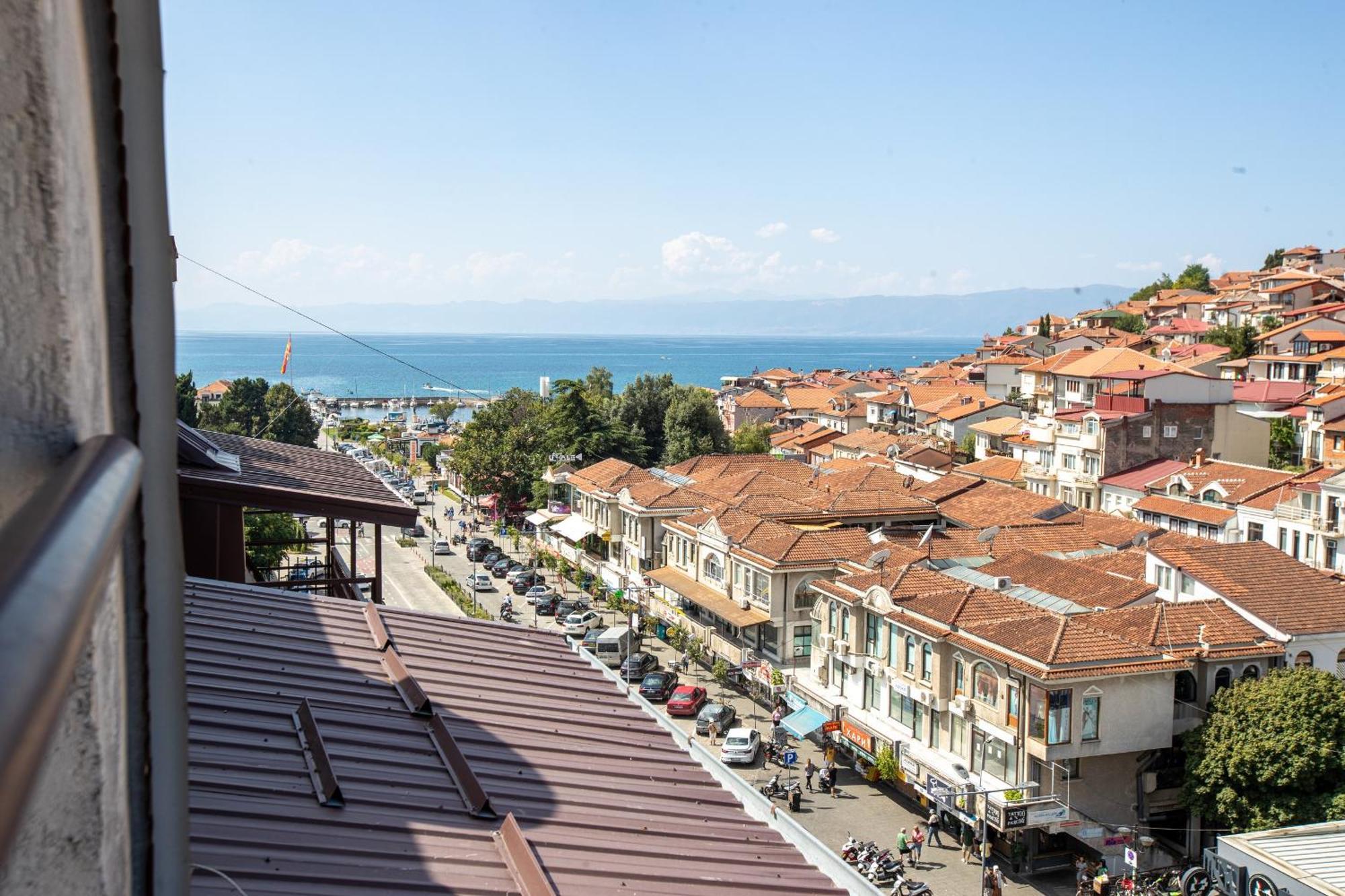 Lake View Double Balcony City Center Apartment In Ohrid Bagian luar foto
